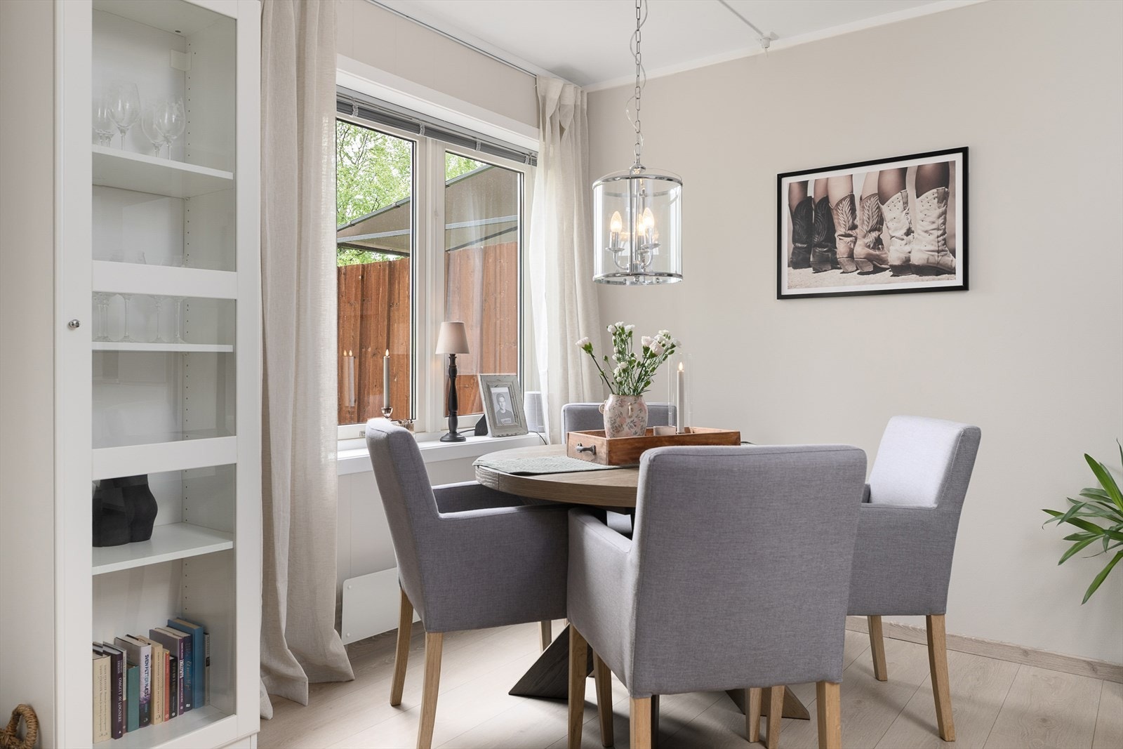 Delikat og tiltalende stue/spisestue som er malt i lune og tidløse fargetoner, noe som gir en hyggelig atmosfære. Galleribilde