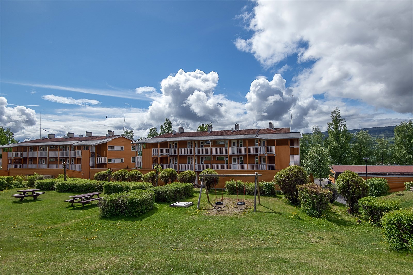 Det er fine solforhold og forholdsvis åpent og fritt foran leiligheten. Pene fellesområder. Galleribilde