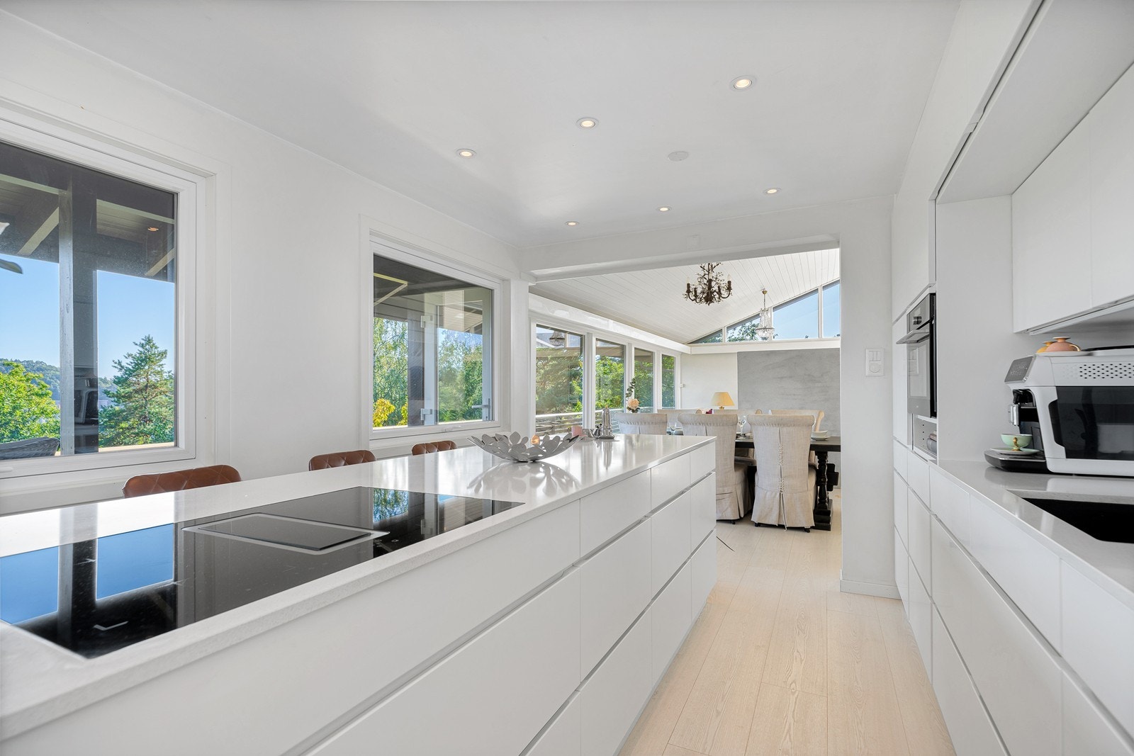 Nydelig kjøkken fra 2022 fra Kvik med integrerte hvitevarer og stor kjøkkenøy Galleribilde