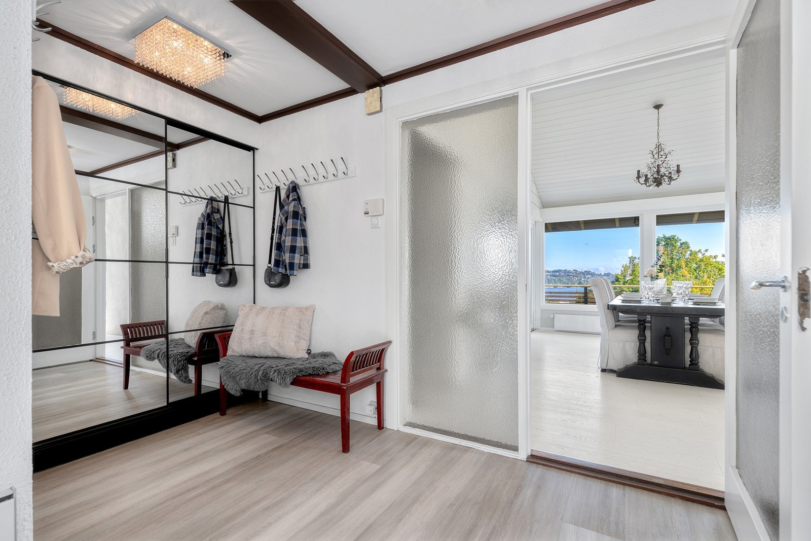 Hyggelig inngangsparti i hovedetasjen med skyvedørsgarderobe Galleribilde