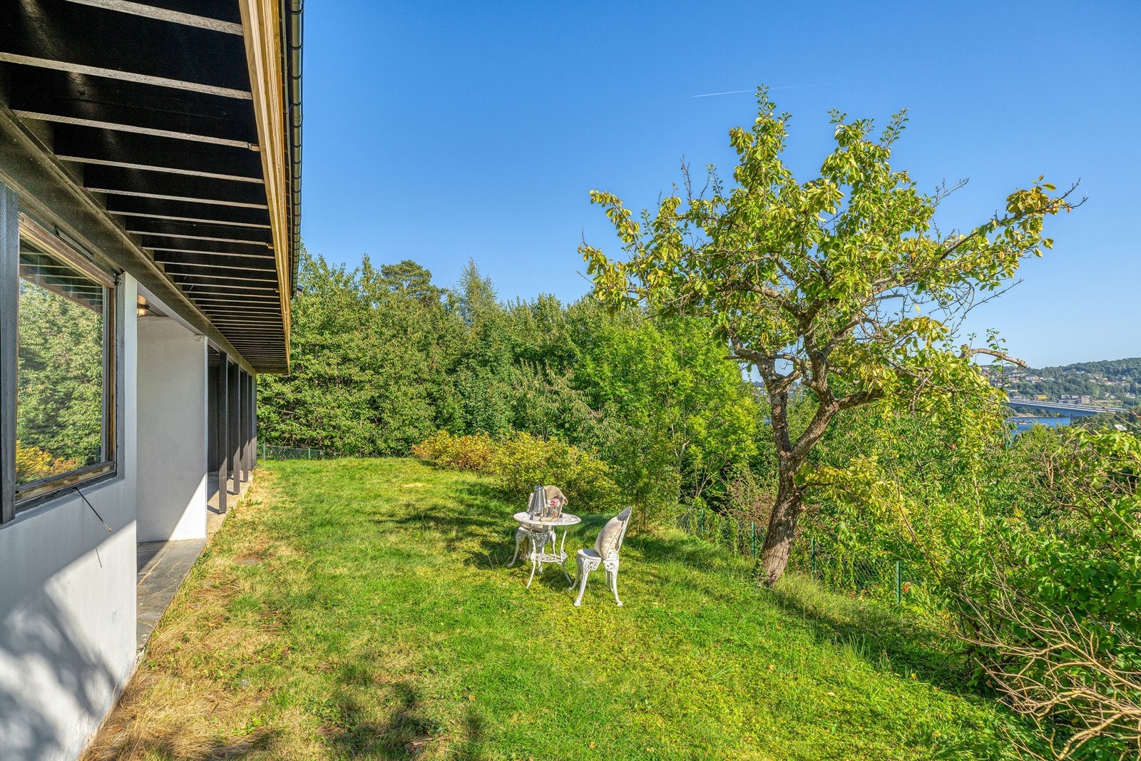 Hagen på nedsiden av boligen har ingen innsyn Galleribilde