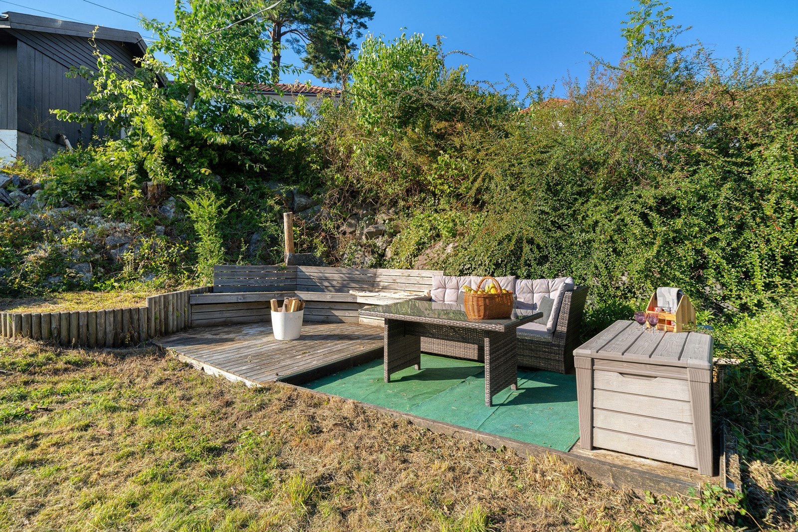 Hyggelig plassbygd sittegruppe Galleribilde