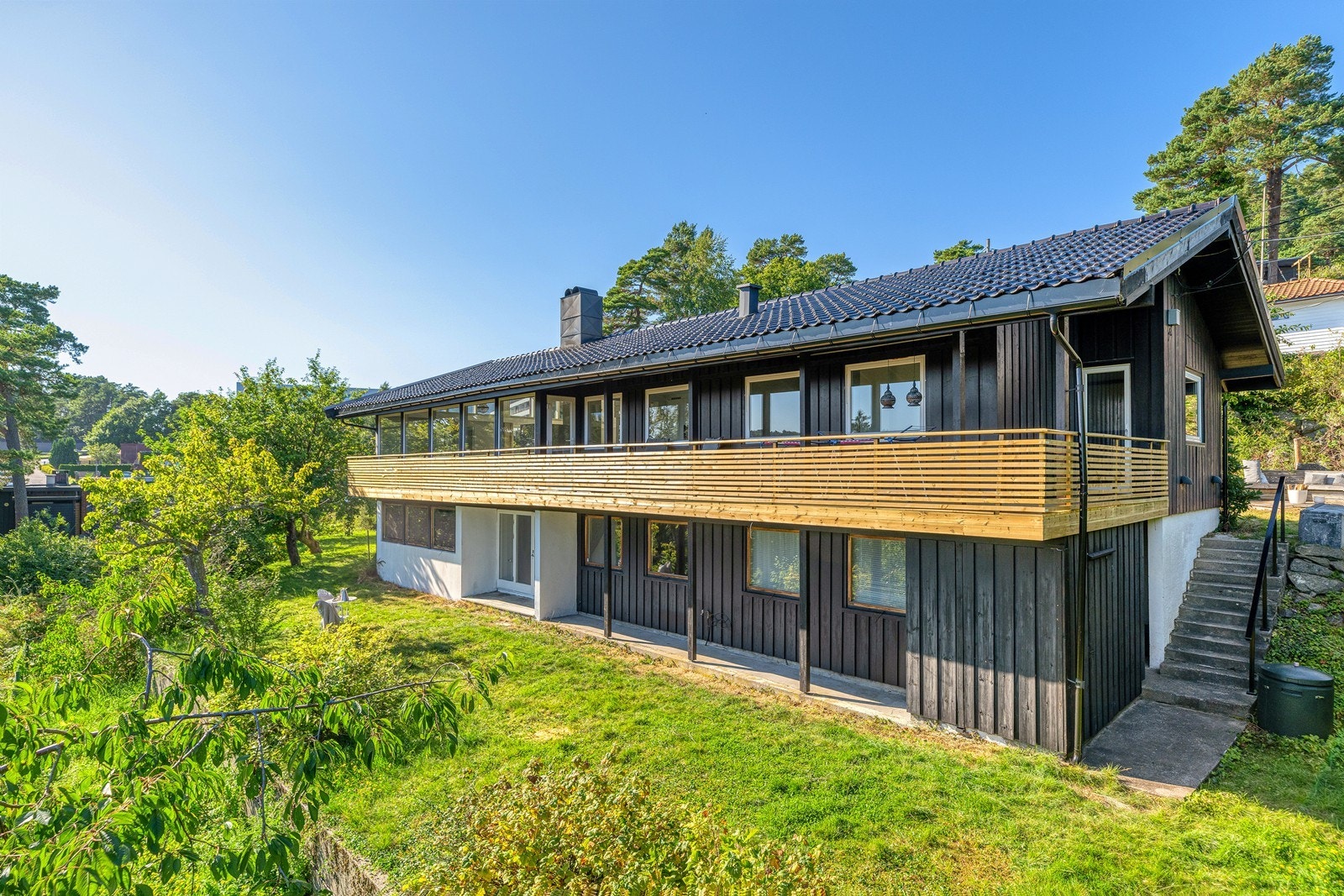 Rekkverk og veranda er byttet sommeren 2025 og var nå nylig beiset i sort utførelse Galleribilde