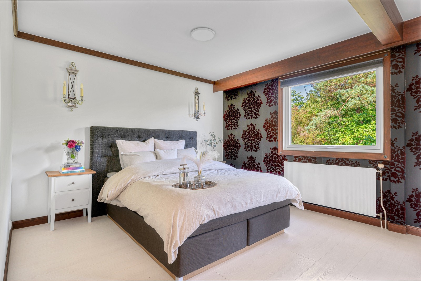 Hovedsoverommet er av god størrelse med god plass til dobbeltseng, nattbord og garderobeløsning Galleribilde