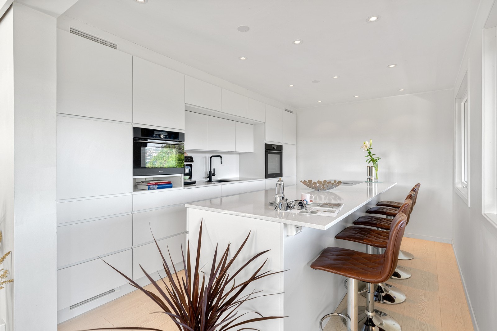 Her har du nærhet til det meste du trenger i hverdagen. Det kan trekkes frem barnehager, skoler, turområder m/badeplasser, matbutikker og nærhet til sentrum Galleribilde