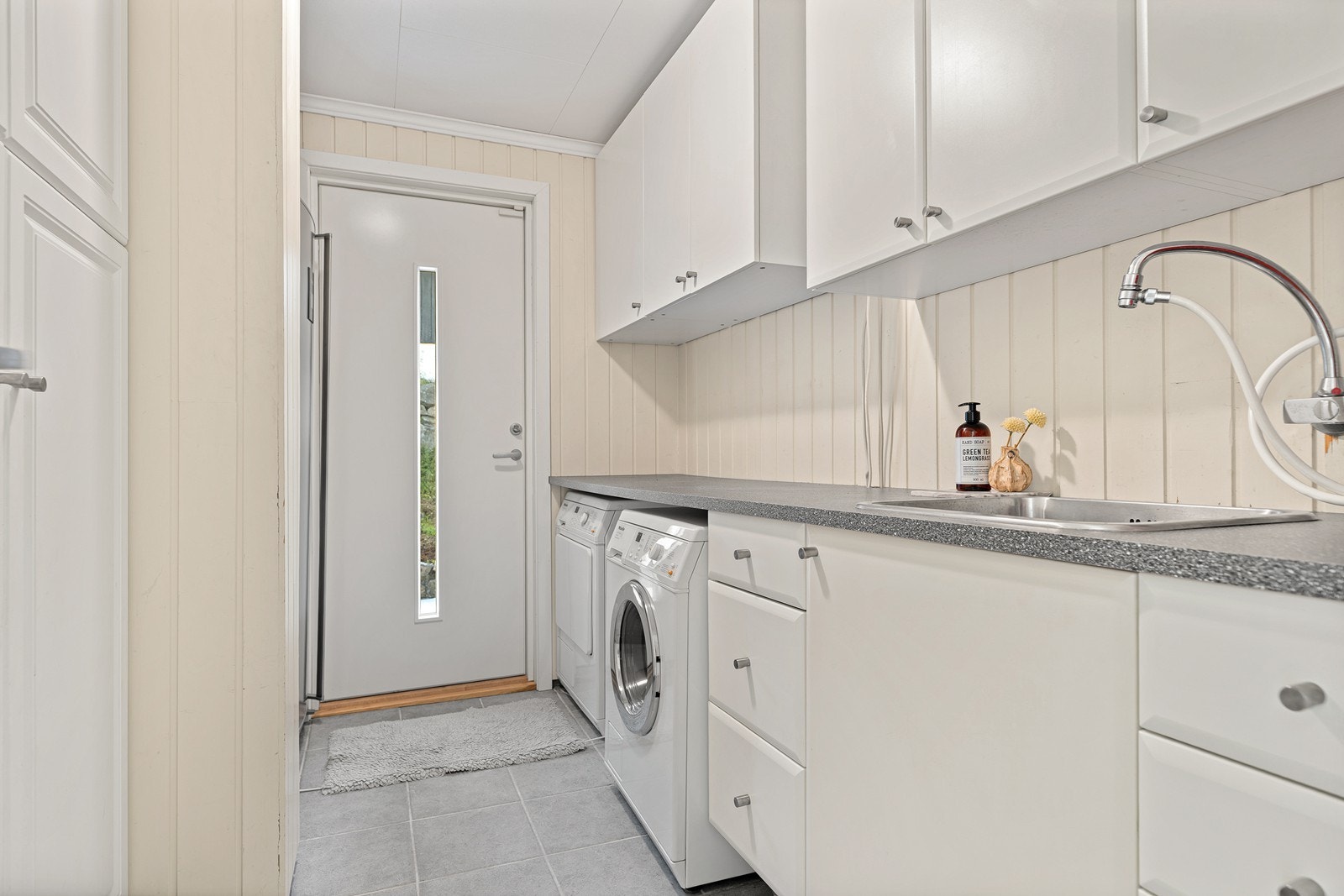 Praktisk vaskerom med god plass til vaskemaskin og tørketrommel - i tillegg til ekstra plass til for eksempel kjøleskap/fryseskap Galleribilde
