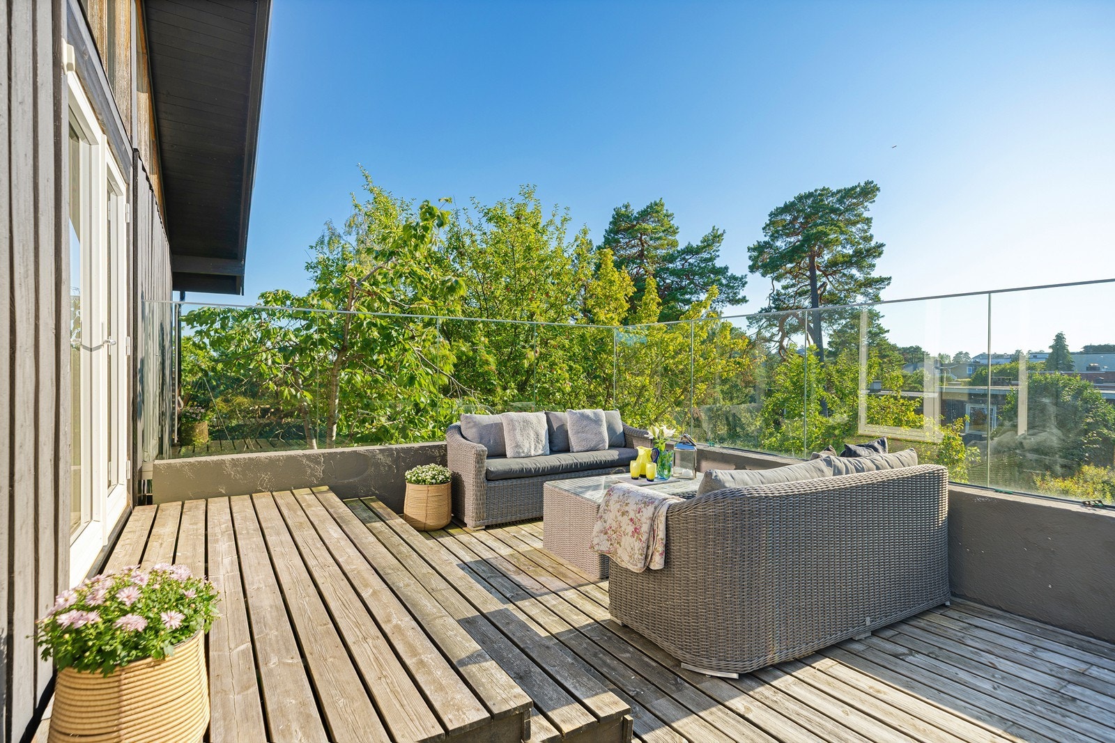 Ut fra stuen i hovedetasjen er det en stor terrasse med god plass til utemøbler, grill og beplantning Galleribilde
