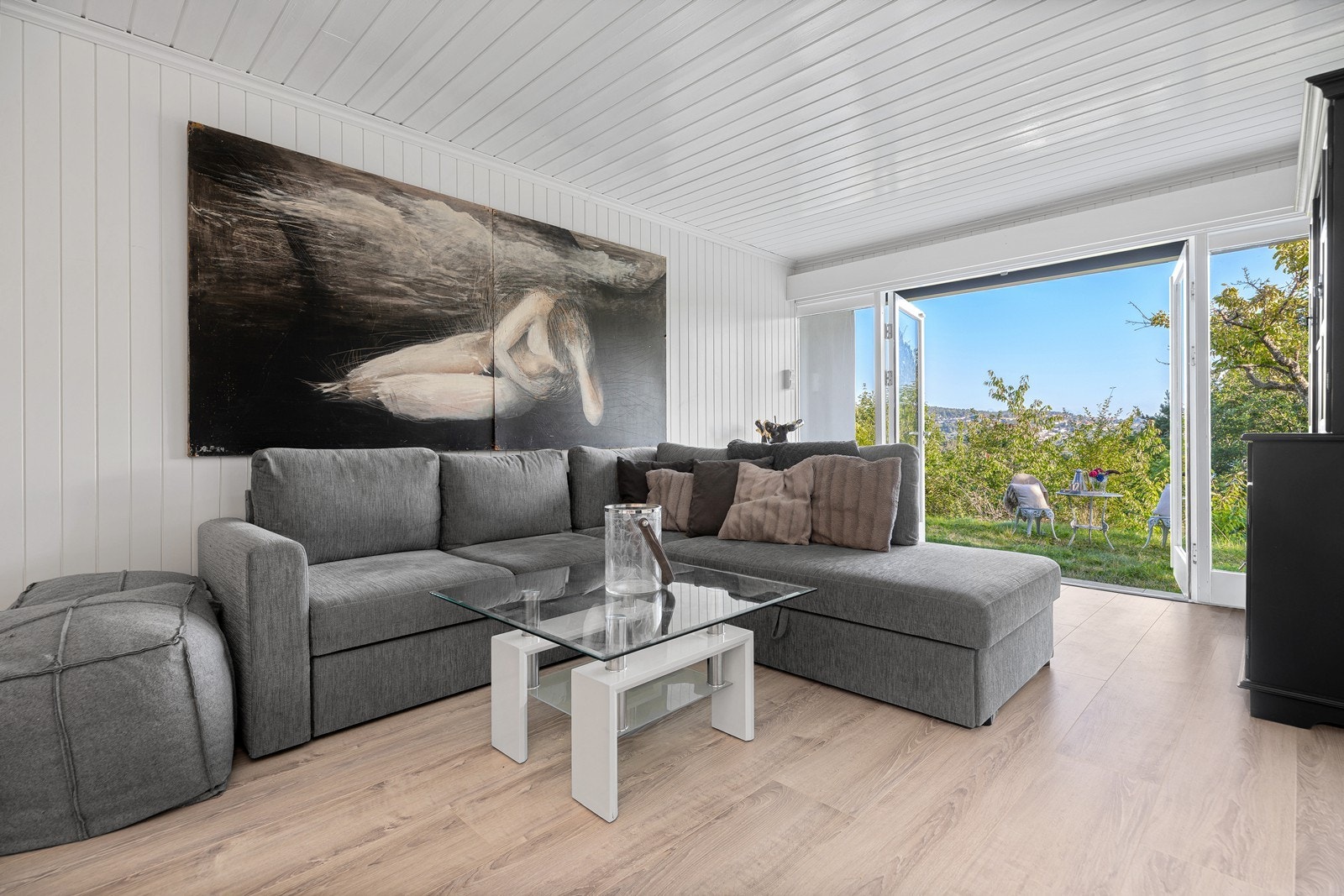 Stue i underetasjen med direkte utgang til hagen Galleribilde