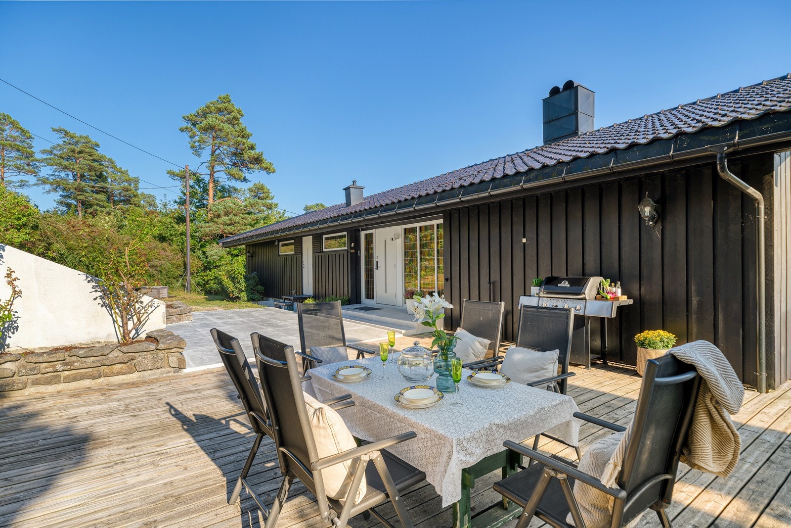 Ved inngangspartiet er det nylig lagt nye fliser og støpt trapp ned fra garasjen Galleribilde