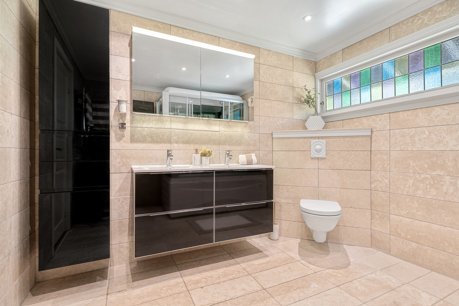 Pent flislagt bad med fine løsninger Galleribilde