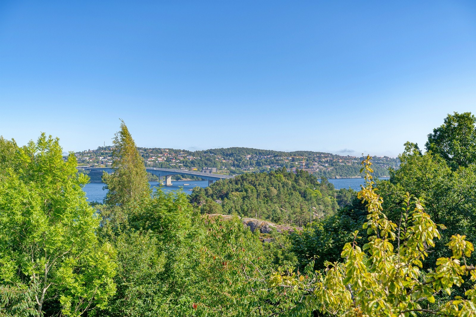 Tiltalende og stor (270kvm) arkitekttegnet enebolig på nydelig utsiktstomt på hele 2397kvm! Galleribilde