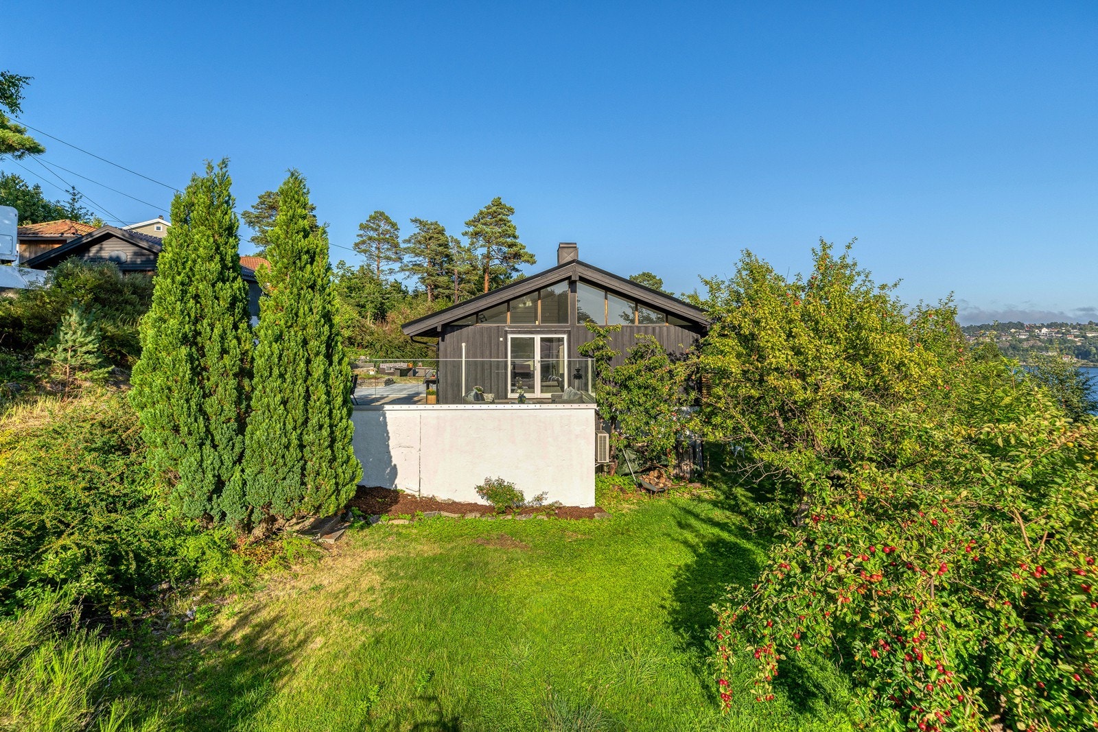 Her kan du nyte solfylte dager på terrassen, i hagen eller på verandaen - alt godt skjermet for innsyn Galleribilde