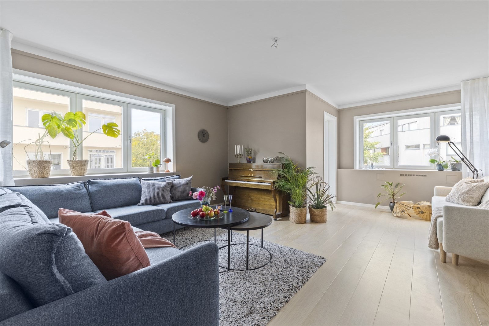 Store vindusflater gir godt med naturlig dagslys. Boligen har flott utsyn mot Lyder Sagens gate. Galleribilde