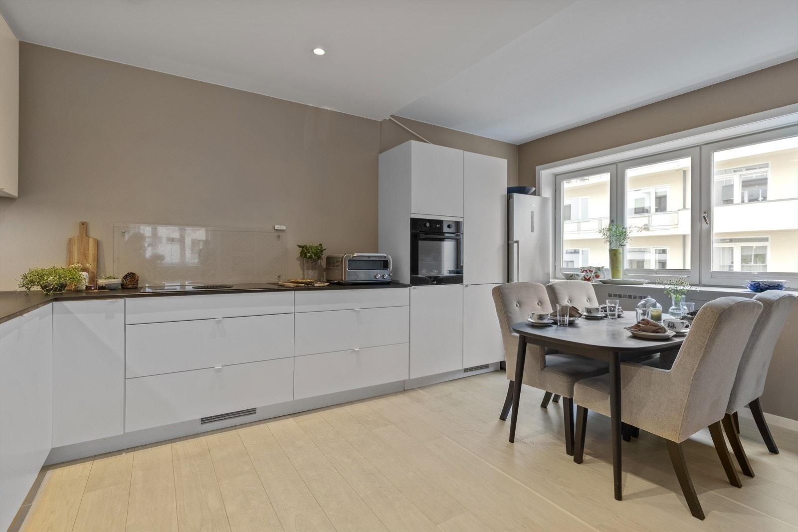 Det er integrert kjøl/frys, frittstående grått kjøleskap følger ikke med. Galleribilde