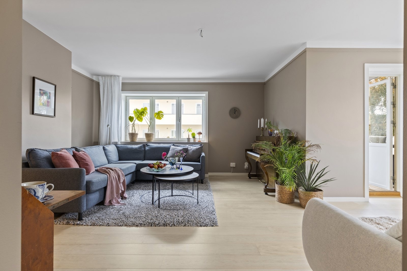 Det er oppvarming via vannbåren varme i radiatorer. Radiatorene er innkasset. Galleribilde