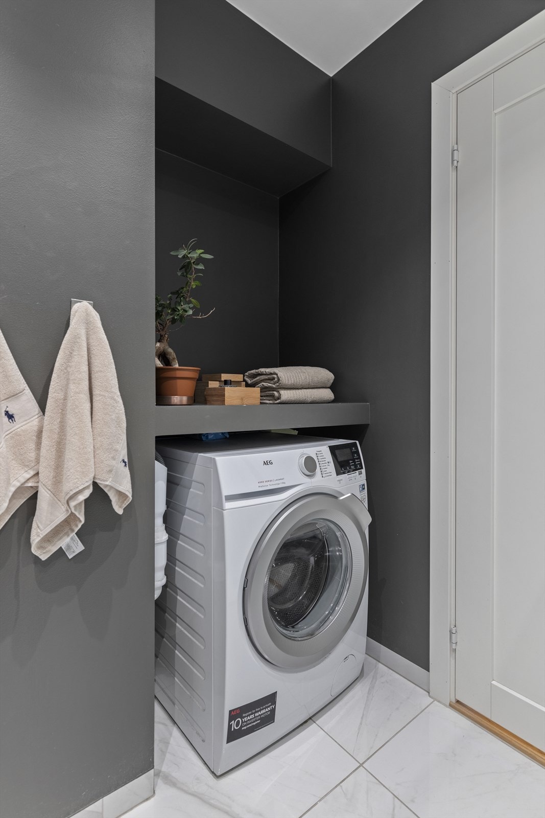 Det er opplegg til vaskemaskin på begge badene. Galleribilde