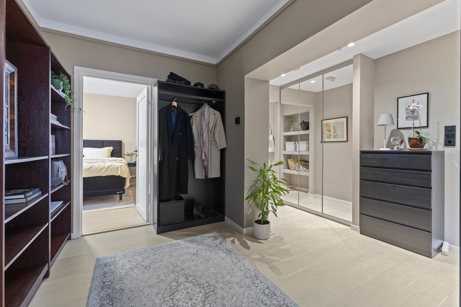 Romslig garderoberom med adkomst til 2 av soverommene. Galleribilde