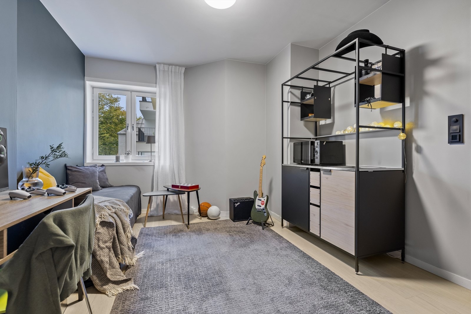 Soverom 1 kan også benyttes som hybel med potensielle leieinntekter på ca 150.000,-/år. Det er opplegg til kjøkken i vegg mellom bad og soverom, dette er p.t ikke tilkoblet. Vender ut mot stille bakgård. Galleribilde