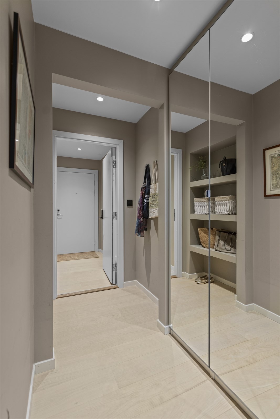 Gangen sett mot utgangsdøren. Galleribilde