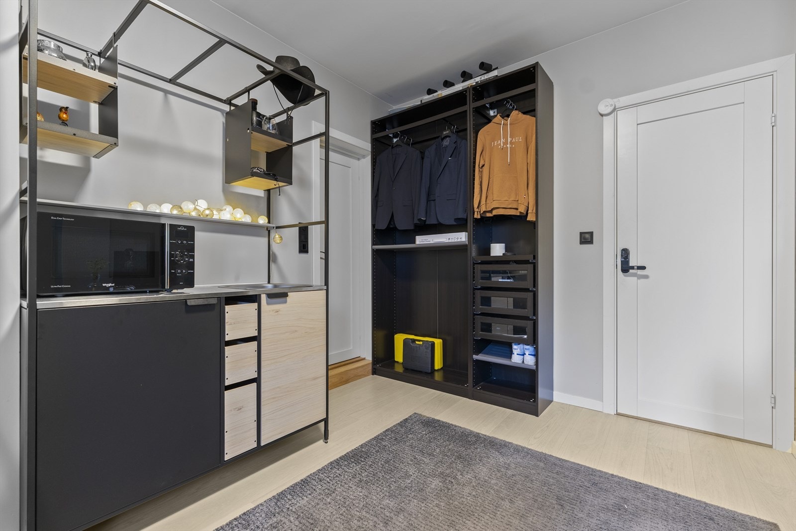 Dør ut til fellesgang. Dette rommet kan også benyttes som et hovedsoverom med direkte adkomst til bad. Galleribilde