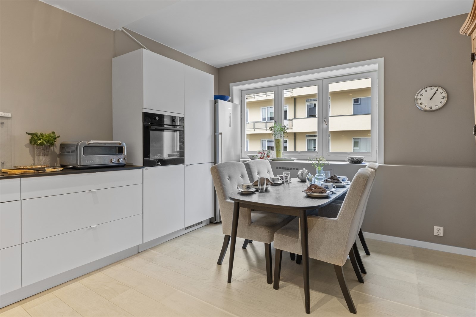 Meget romslig kjøkken fra Kvik med spiseplass. Innredning med hvite glatte fronter fra 2020. Galleribilde