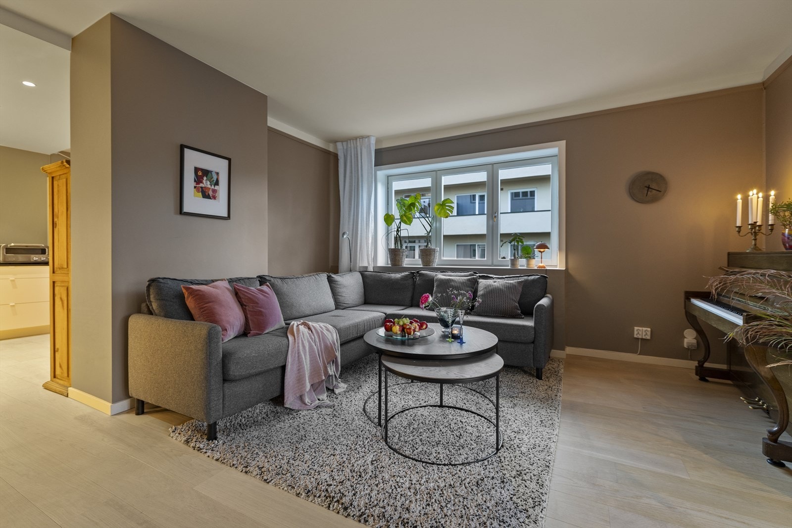 Lun og hyggelig stemning i stuen på kveldstid. Galleribilde