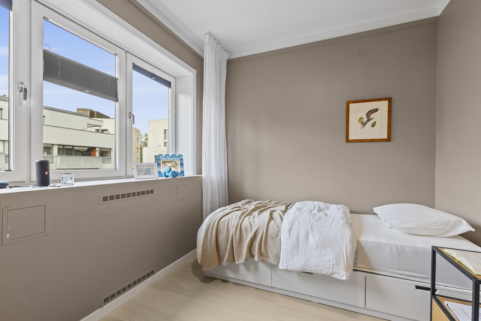 Leiligheten har totalt 3 soverom, alle med god størrelse. God plass til garderobeskap. Frittstående skap følger ikke med. Galleribilde