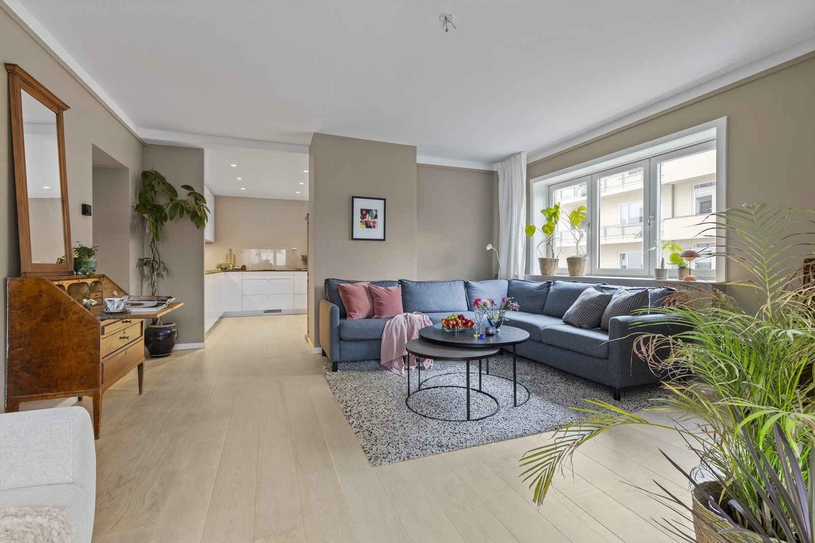 Svært delikat leilighet med store, luftige rom. Pipeløp bak sofa, mulighet for peis. Galleribilde