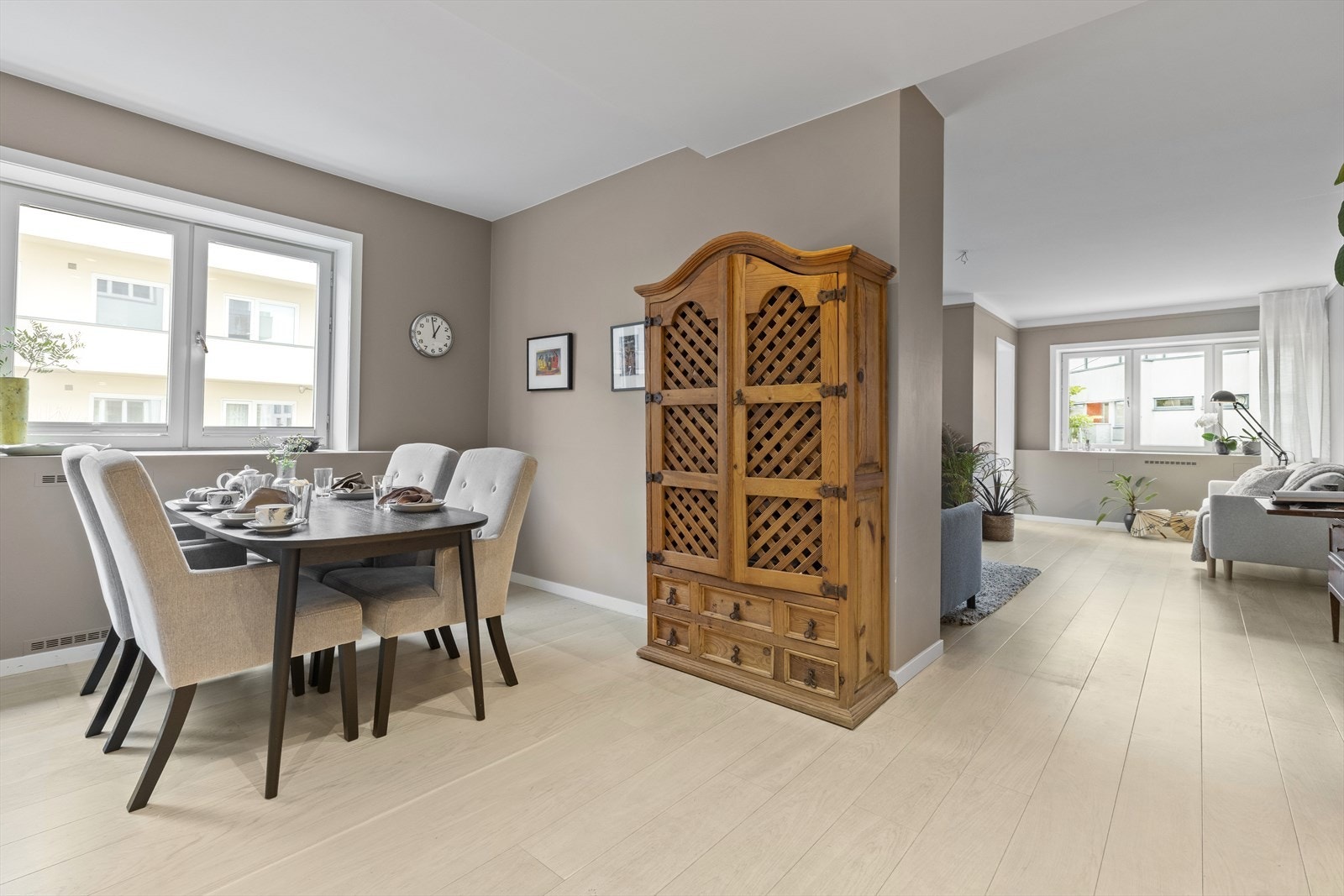 Kjøkkenet er delvis skjermet fra stuen. Tilsvarende leiligheter i andre etasjer har installert peis mellom stue og kjøkken. Galleribilde