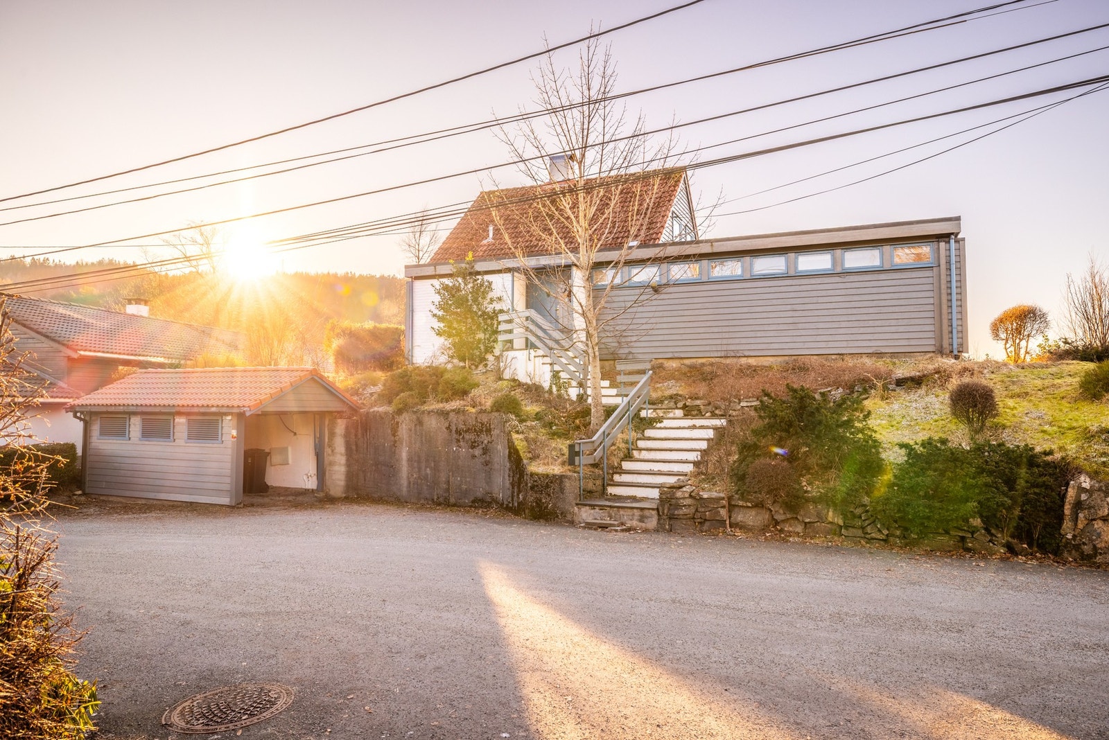 Garasje og parkeringsmulighet foran garasjen Galleribilde