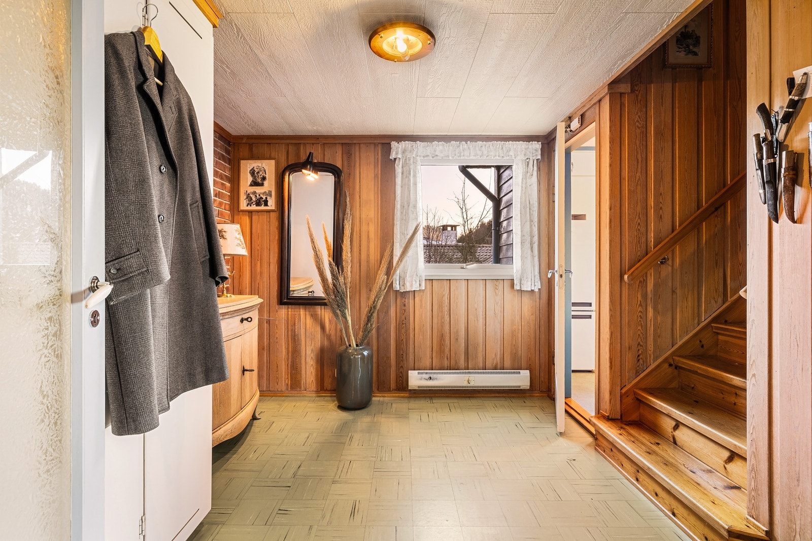 Fra byggeår ble der vektlagt gode kvaliteter. Legg merke til at panelen er så og si kvistfri. Galleribilde