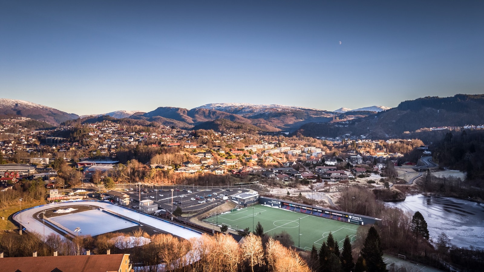 Gå videre igjennom boligfeltet og ned til Smørås og Slåtthaug Galleribilde