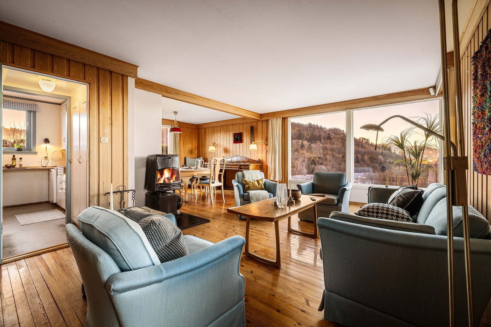 Kjøkkenet har lettvegg mot spisestuen Galleribilde