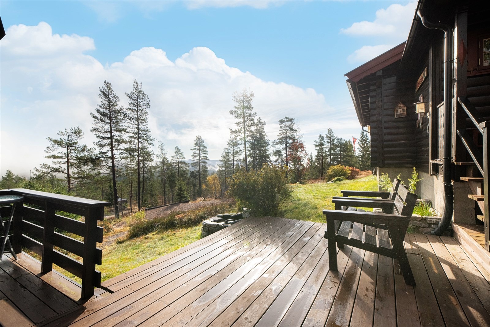 Uteplassene er bygget i flere omganger, og i 2007 ble uteplassen mellom hytte og uthus bygget. Plattingen er fra 2015. Galleribilde