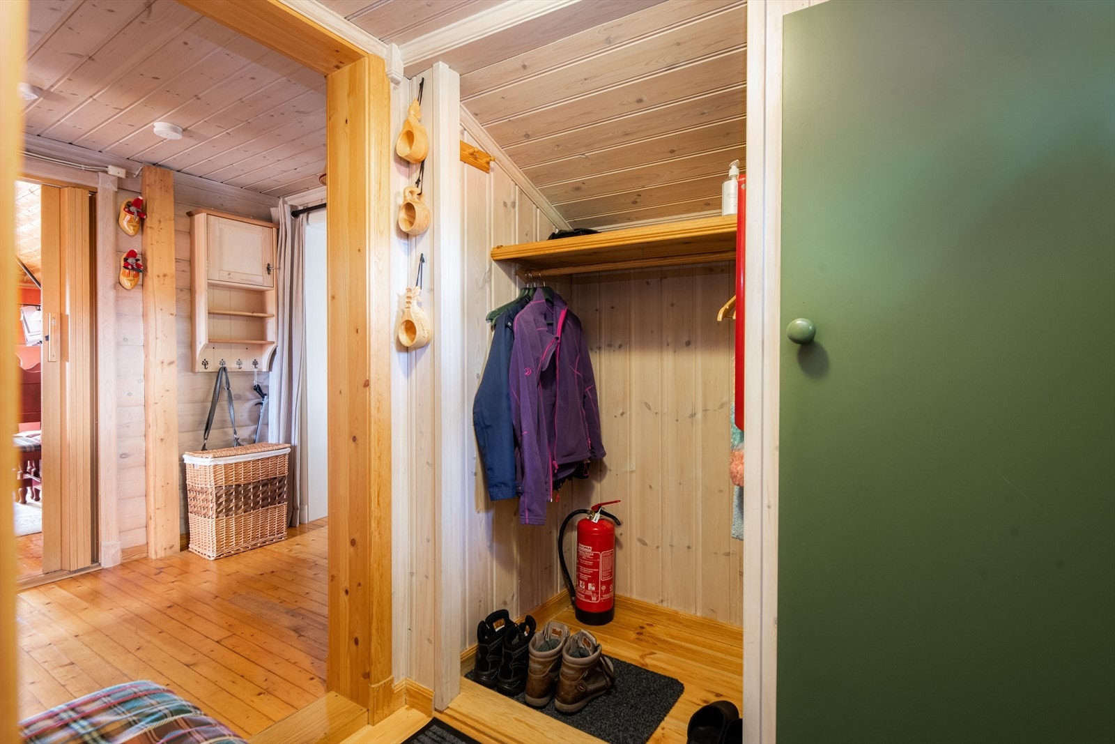 Entreen har garderobeskap, i tillegg til en avskjermet krok til sko og oppheng av yttertøy. Galleribilde