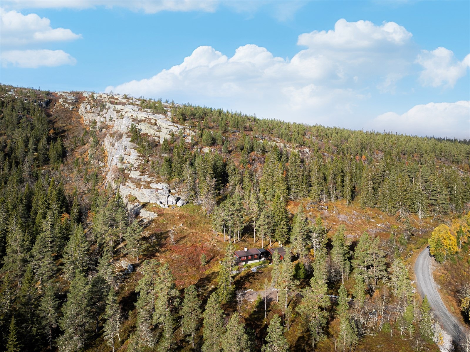 Selger forteller om Sigurdsbu som er en DNT-hytte som ligger ca. 1 km fra eiendommen. Sigurdsbu er betjent med kiosk og snøskutere i vinter- og påskeferie.
Sigurdsbu ligger 1180 m.o.h., og er et perfekt utgangspunkt for turer videre nordover på Blefjell. Galleribilde