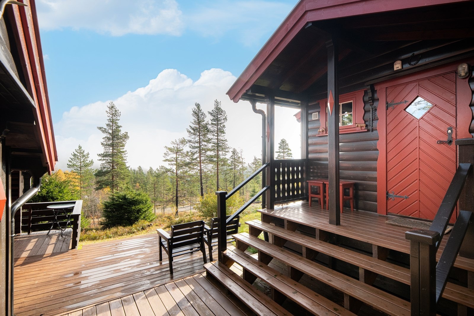 Hytta har et hyggelig og takoverbygget inngangsparti med trapp ned til flott uteplass. Det er lagt takshingel på inngangspartiet i 2021. Galleribilde