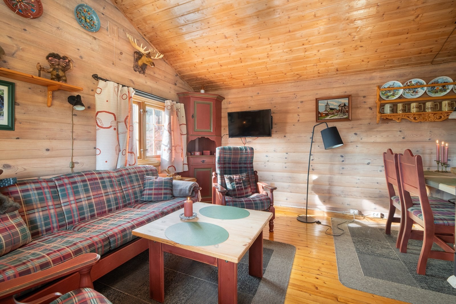 Selger forteller at solcelleanlegget gir godt med strøm til lys, TV og lading. Komfyr, kjøleskap og mange veggmonterte ovner på felles gassanlegg. Galleribilde