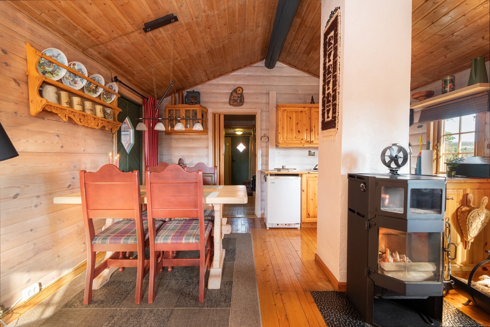 Fra stue/ kjøkken er det utgang til veranda med ettermiddagssol. Galleribilde