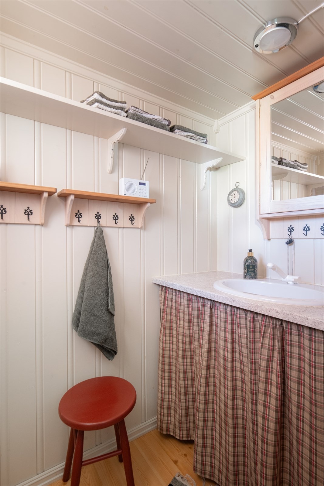 Praktisk stellerom med vask med vann fra tank med pumpe.
Da det ikke er innlagt vann er rommet ikke bygget som et våtrom. Galleribilde