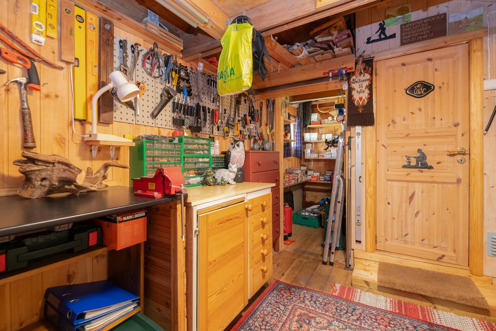 Bodrommene i uthuset inneholder diverse redskap, hvor noe kan medfølge ved salg. Galleribilde