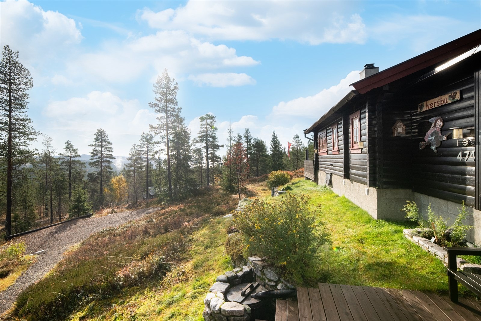 Det ble i 2019 opparbeidet vei opp til eiendommen. Her er det også parkering for flere biler og gangvei videre opp til hytta.
Veien og parkeringsplassen er gruslagt. Galleribilde