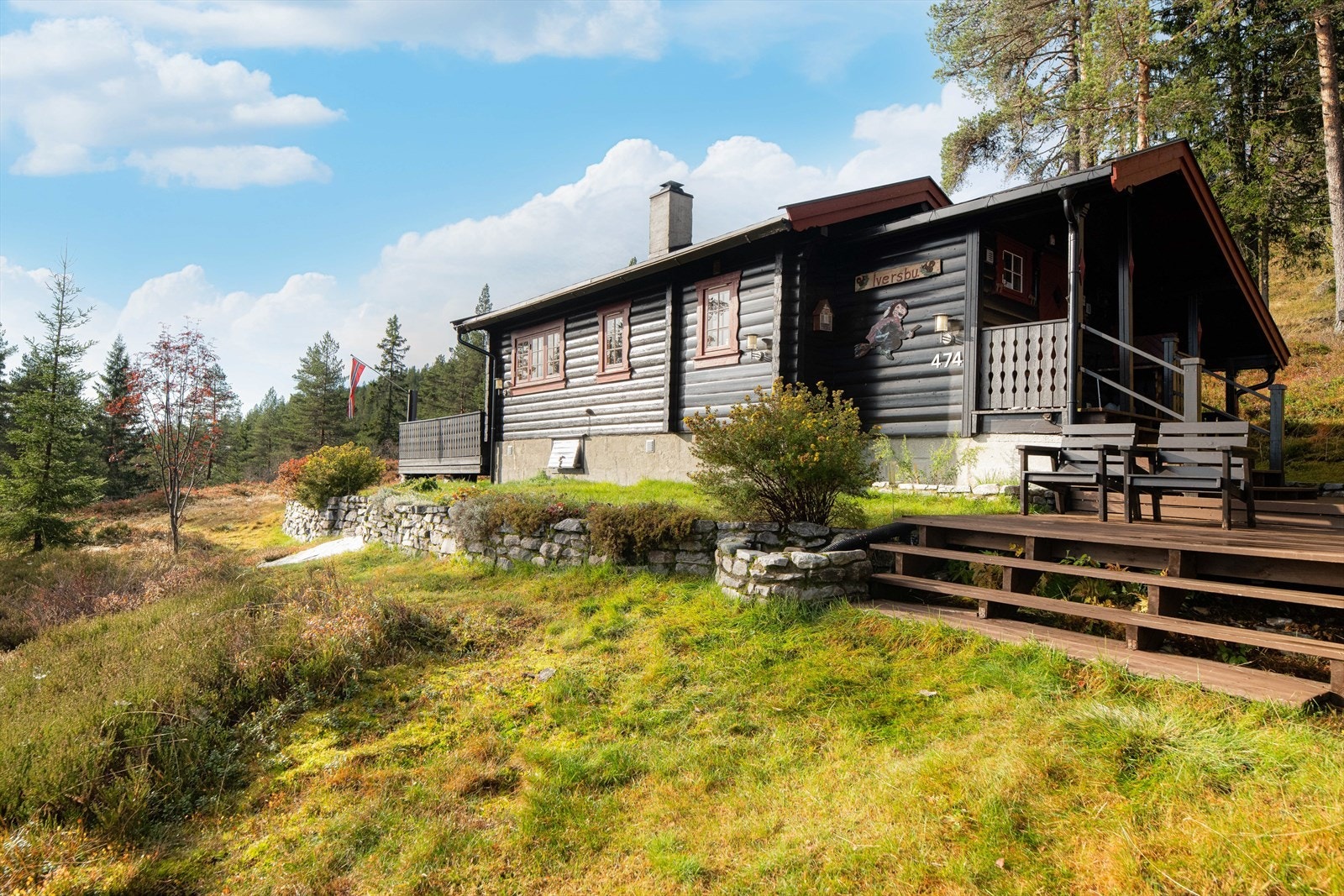 Hytta har flere nydelige uteplasser på til sammen 71 kvm hvor man kan flytte seg etter solen. Ved inngangspartiet er en perfekt frokostplass, og på ettermiddagen kan sola nytes på verandaen med utgang fra stue/ kjøkken. Galleribilde