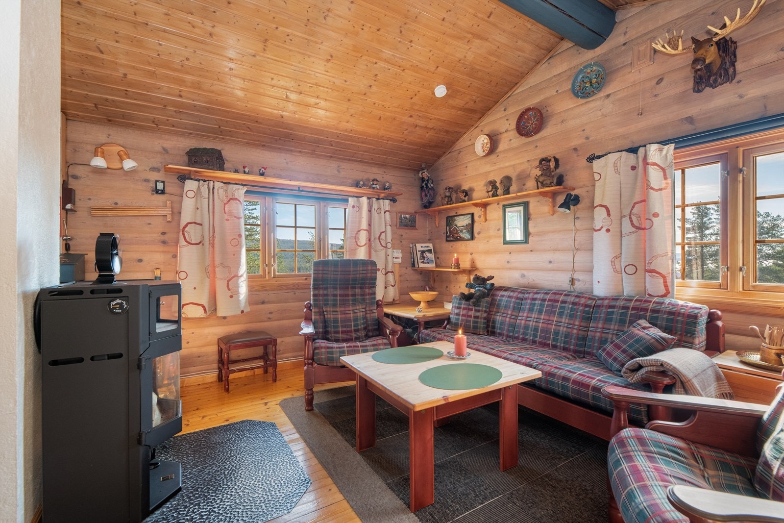 Hytta selges delvis møblert - noe løsøre fjernes. Galleribilde