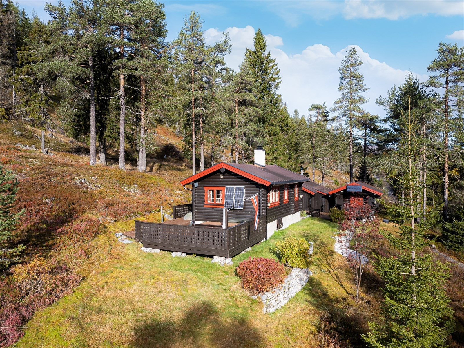 Eiendommen har en 1 969,40 kvm stor tomt beliggende i skrånet terreng med gressplen, forstøtningsmurer av naturstein og naturlig vegetasjon. Galleribilde