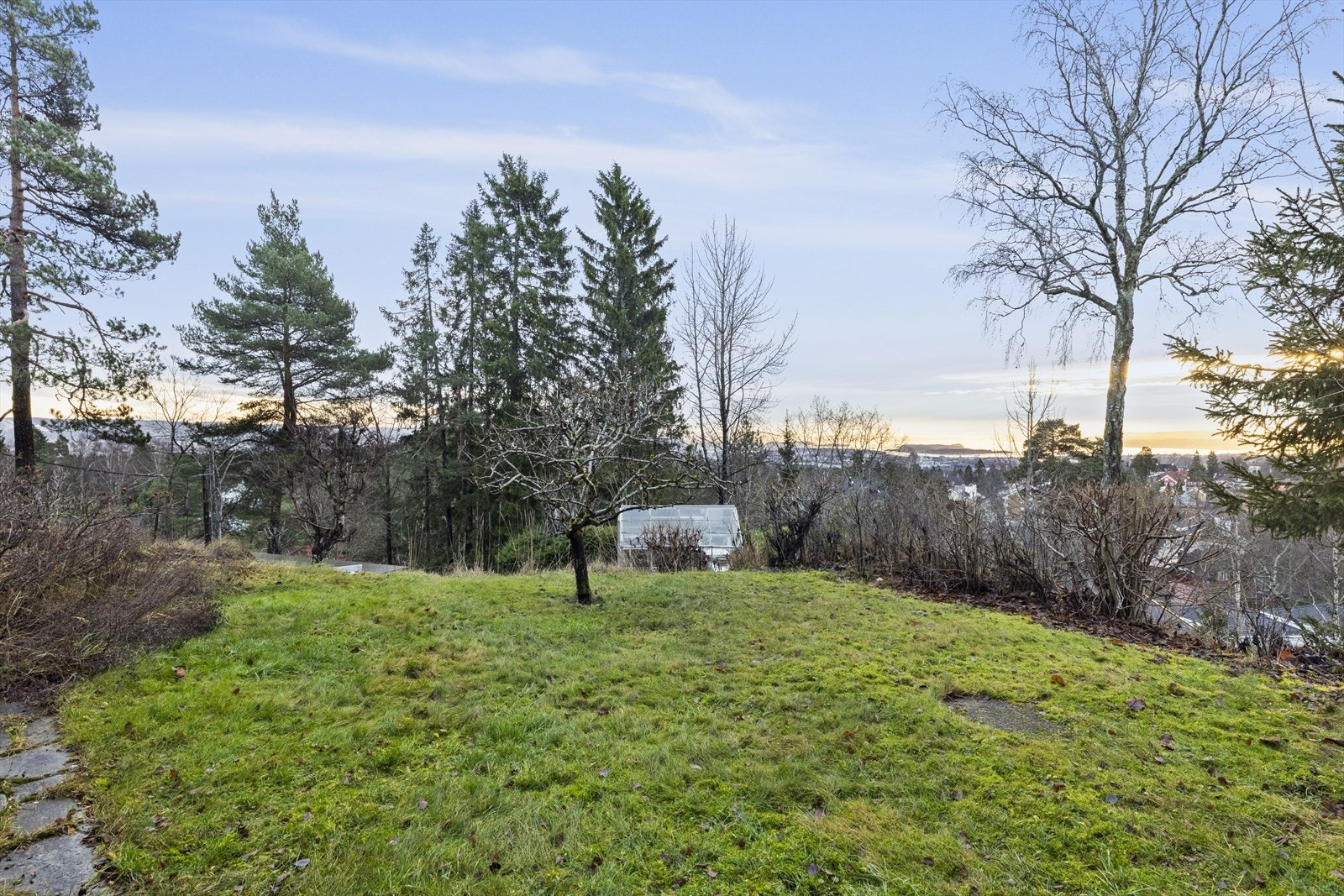 Hagen er delvis skrånende og består av flere plan. Det gamle svømmebassenget er ikke lenger i bruk. Galleribilde