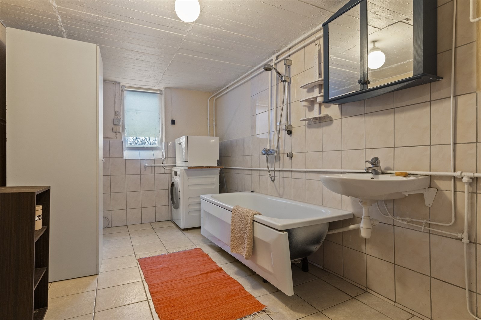Stort bad i kjelleren med vindu ut mot hagen. Her er det også opplegg for vaskemaskin. Galleribilde