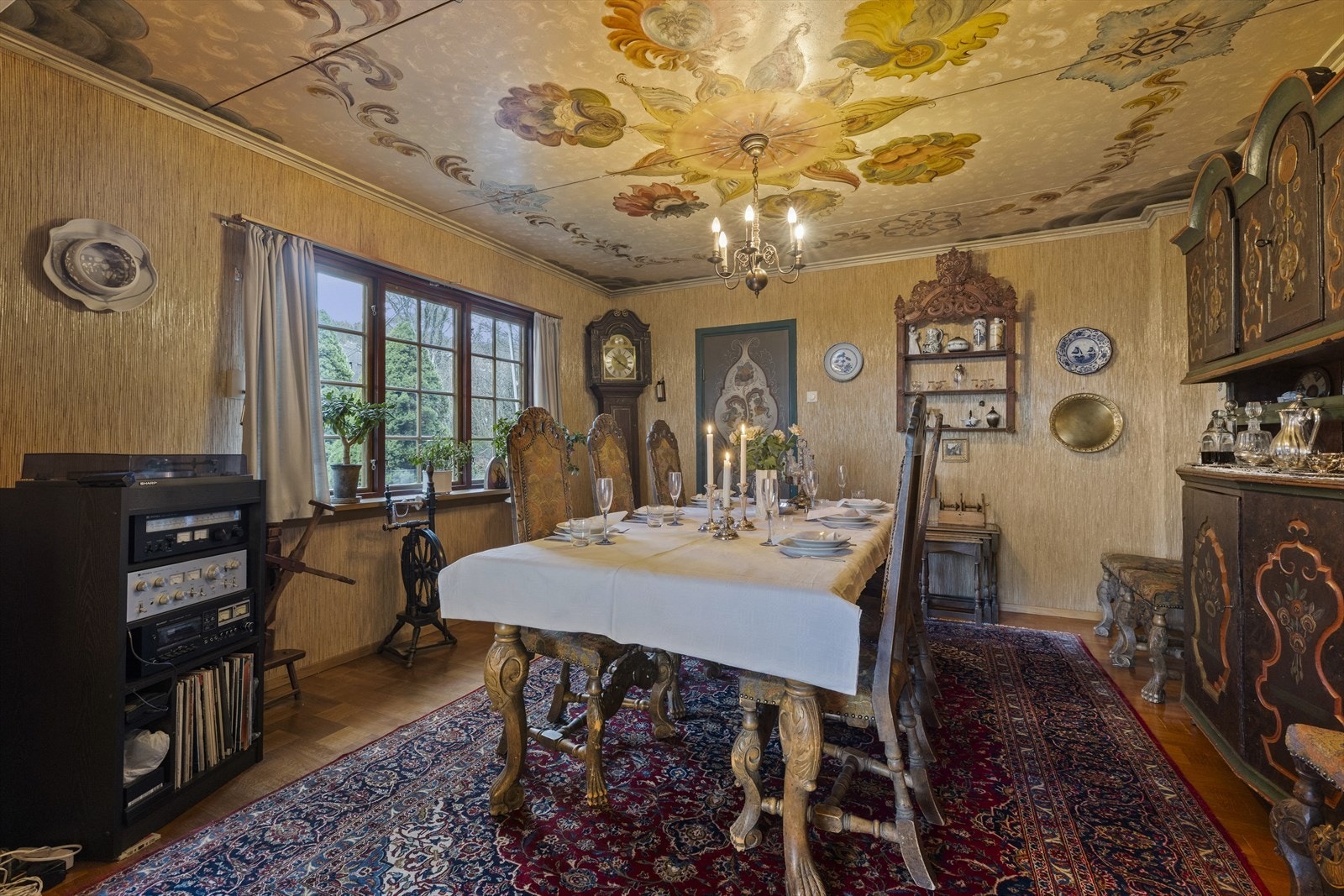 Flott spisestue med biri-tapet og malt himling. Fra spisestuen er det dør inn til anretningen. Galleribilde