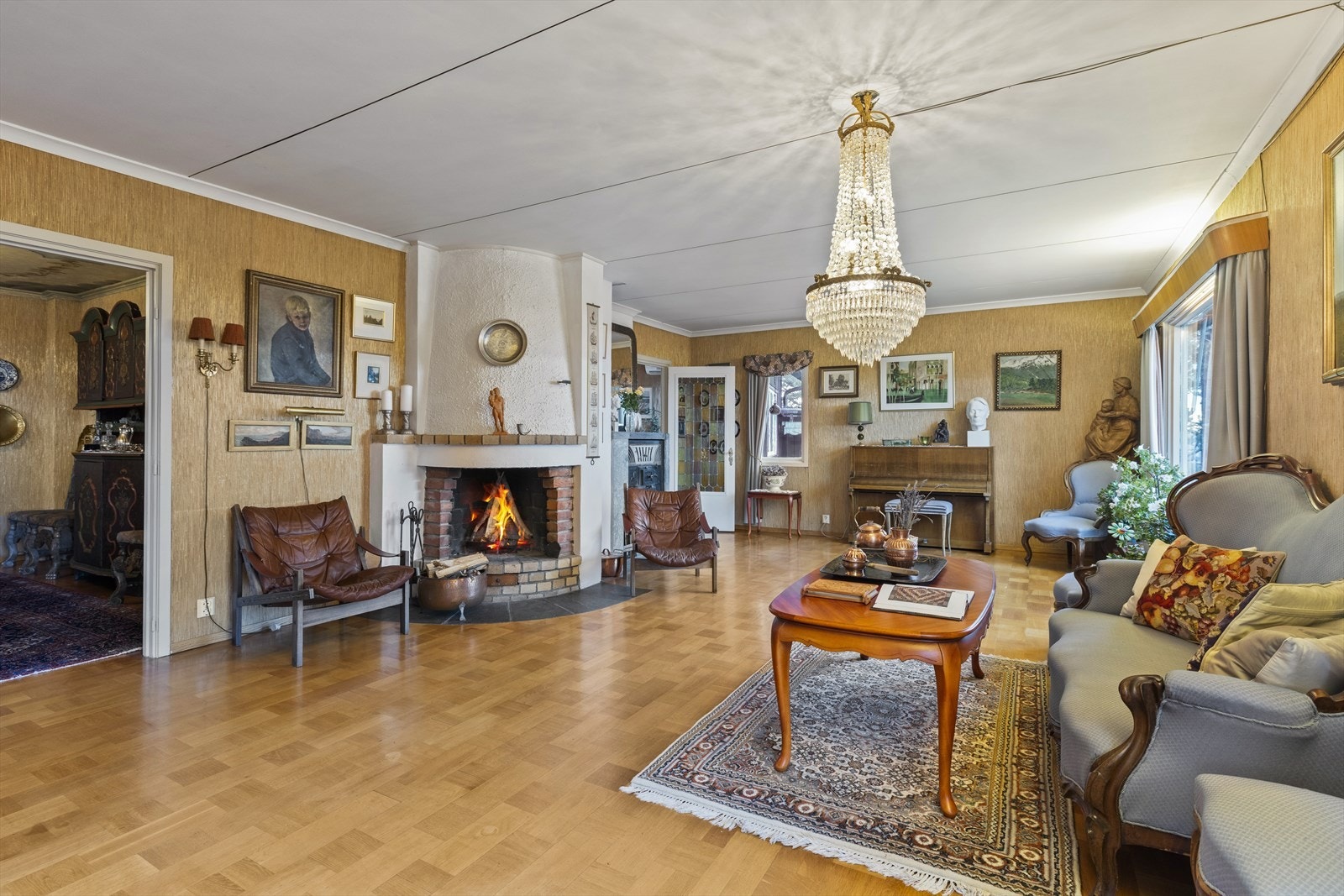 Romslig stue med gruepeis. På kortveggen er det vindu ut mot terrassen. Galleribilde