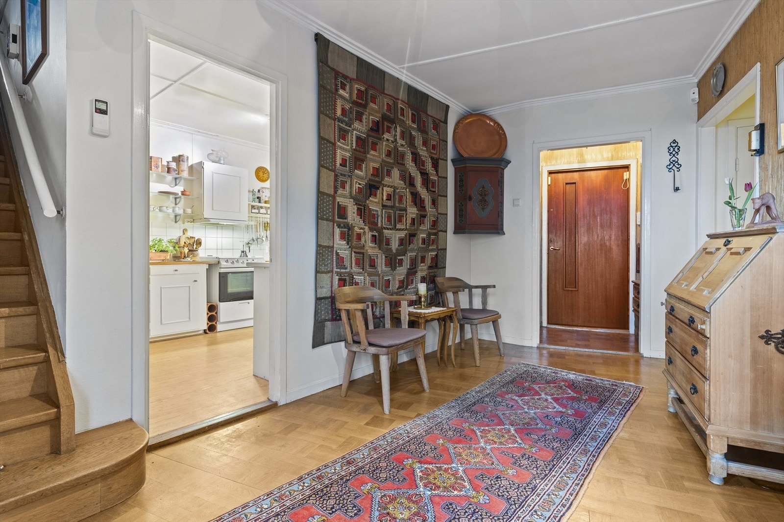 Hallen sett mot utgangsdøren. Trapp opp til 2.etg. Galleribilde